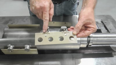 Schaber aus Kunststoff mit vier Bohrungen unterhalb der Aufh&auml;ngungspunkte