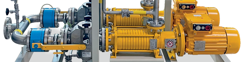 Vysokotlak&aacute; čerpac&iacute; a d&aacute;vkovac&iacute; jednotka na r&aacute;mu se zdvojen&yacute;mi čerpadly, armaturami a potrub&iacute;m pro n&aacute;střik chemik&aacute;li&iacute; v Oil & Gas procesech.