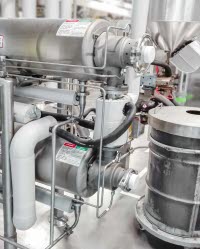 &Eacute;changeur thermique &agrave; raclage raccord&eacute; au syst&egrave;me d'alimentation