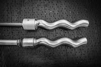 Zwei Edelstahlrotoren mit flexiblem Metallschaft und Gelenkstange auf schwarzem Hintergrund