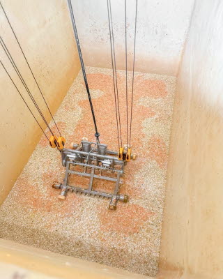 Entleerter G&auml;rbeh&auml;lter in der Lebensmittelproduktion mit F&ouml;rdertechnik und Sauerkrautresten