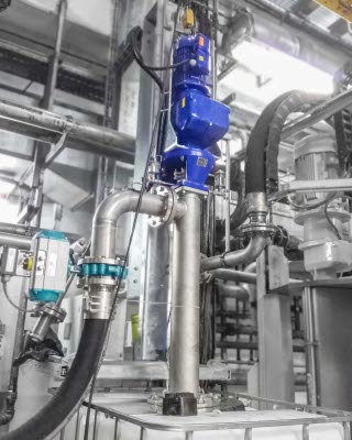 Vertikal ausgerichtete Exzenterschneckenpumpe ist auf einem IBC-Tank montiert