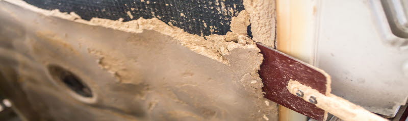 Bierklärung mittels Anschwemmfiltration mit dem Hilfsmittel Kieselgur Entfernung des Filterkuchens aus Kieselgurschlamm von den Filterelementen nach der Anschwemmfiltration in einer Brauerei.