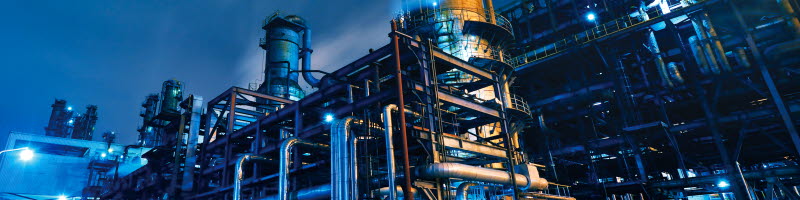 Technologie pro petrochemický průmysl Ilustrační fotografie petrochemického provozu s potrubními systémy a procesní technologií pro zpracování ropy, paliv, uhlovodíků a dalších chemických médií.