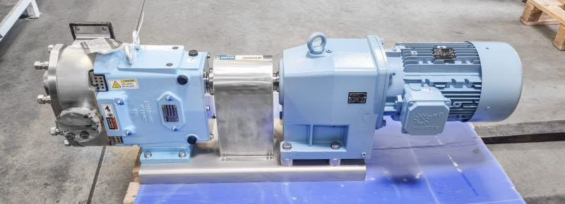 Kreiskolbenpumpe Waukesha Cherry-Burrell U2 Hygienische Kreiskolbenpumpe mit einem Pumpenkopf aus Edelstahl und einem Getriebemotor, montiert auf einer Grundplatte.