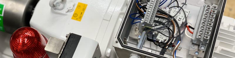 Elektroinstalace procesního zařízení Detail elektrického zapojení procesního zařízení s kabeláží, svorkovnicemi a signalizačními prvky při kompletaci řídicího systému