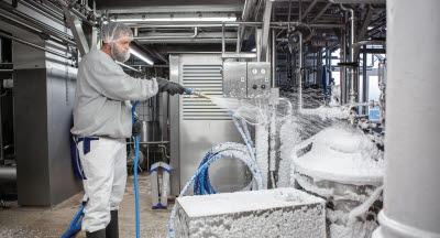 Manuelle Niederdruck-Reinigung in einem milchverarbeitenden Betrieb