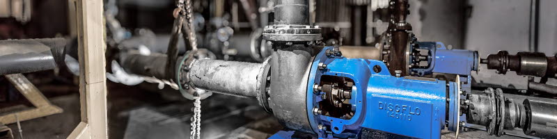 Venkovn&iacute; instalace průmyslov&eacute;ho procesn&iacute;ho čerpadla v potrubn&iacute; technologii pro spolehliv&yacute; provoz v n&aacute;ročn&yacute;ch chemick&yacute;ch, petrochemick&yacute;ch a Oil & Gas aplikac&iacute;ch.