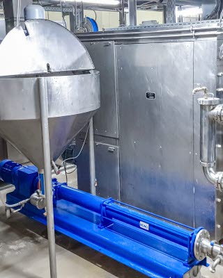 Exzenterschneckenpumpe f&ouml;rdert Kn&auml;ckebrotteig