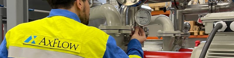 Kontrola a uvedení procesní technologie do provozu Náš technik při kontrole a nastavování procesní technologie během montáže, testování a přípravy zařízení k uvedení do provozu