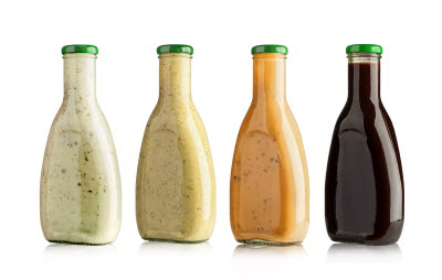 Verschiedene Salat-Dressings in Glasflaschen