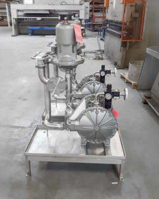 Zwei Druckluftmembranpumpen mit Trennkammern mit Pulsationsdämpfer und Rahmenkonstruktion