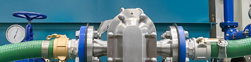 Čerpadlo pro náročné petrochemické aplikace Průmyslové čerpadlo v potrubním systému pro čerpání chemikálií, uhlovodíků a dalších náročných petrochemických médií.