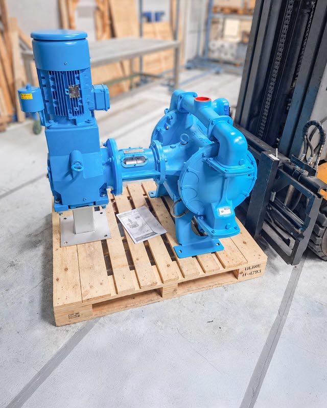 Elektrische Membranpumpe aus Edelstahl in einer blauen Lackierung und vertikaler Motorausf&uuml;hrung