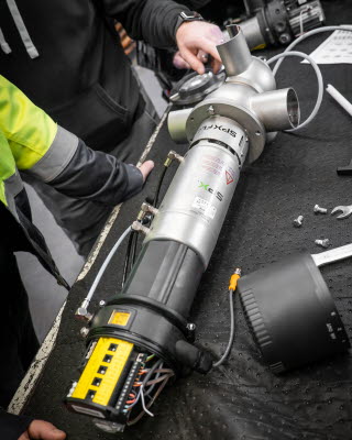 Montáž a kontrola ovládací jednotky ventilu Servisní technik při montáži a kontrole ovládací jednotky ventilu v procesním provozu, včetně elektrického a pneumatického připojení