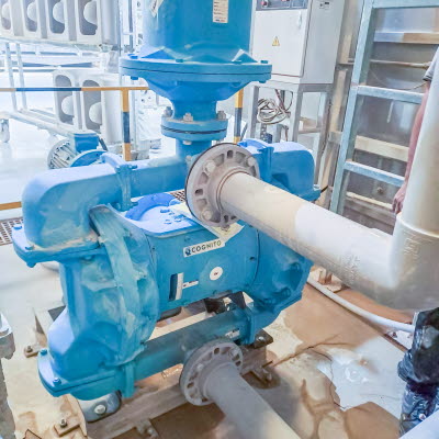 Blau lackierte elektrische Doppelmembranpumpe in einer Fabrik zur F&ouml;rderung von Keramikschlickern.