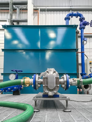 Kreiskolbenpumpe aus Edelstahl vor einer gro&szlig;en Produktionsanlage