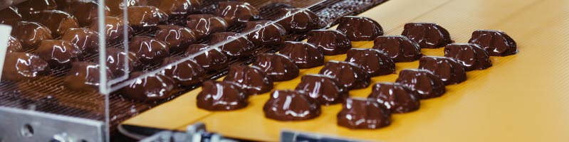 Čokol&aacute;dov&eacute; v&yacute;robky na dopravn&iacute;ku během potravin&aacute;řsk&eacute; v&yacute;roby jako př&iacute;klad visk&oacute;zn&iacute;ho a abrazivn&iacute;ho m&eacute;dia vyžaduj&iacute;c&iacute;ho &scaron;etrn&eacute; čerp&aacute;n&iacute; při vhodn&yacute;ch ot&aacute;čk&aacute;ch