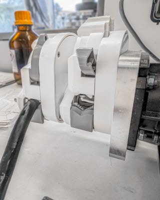Schlauchdosierpumpe realAx APY, Seitenansicht des Pumpenkopfs