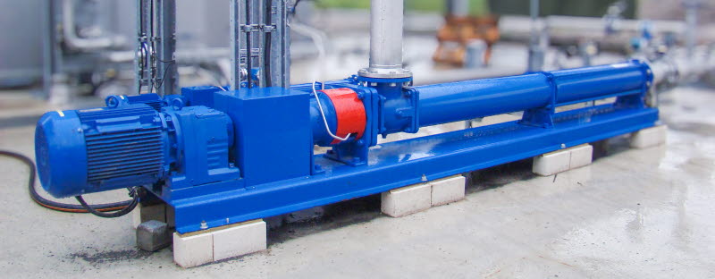 Blaue Exzenterschneckenpumpe in einer Industrieanlage zur Verarbeitung von Vinasse aus Zuckerr&uuml;ben