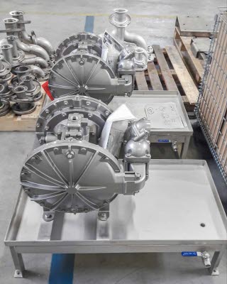 Zwei Druckluftmembranpumpen mit Trennkammern mit Pulsationsdämpfer und Rahmenkonstruktion