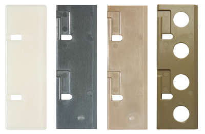 Vier Schaber aus verschiedenen matten Kunststoffen