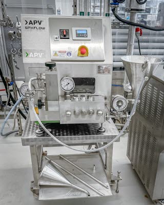 APV Homogenisator im Kosmetiklabor