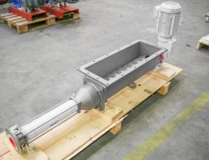 Násypka na plnění extruderu mletým masem Nerezová násypka se vřetenovým čerpadlem a šnekovým podavačem pro plynulé plnění extruderu mletým masem a dalšími obtížně tekoucími produkty