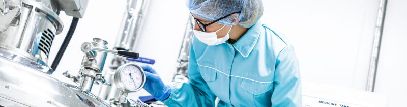 Sichtkontrolle in pharmazeutischer Produktionsumgebung mit einem Edelstahldruckbehälter und Rührwerk