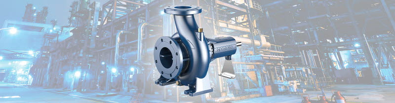 Industriepumpe zur Wasserf&ouml;rderung vor industriellem Hintergrund