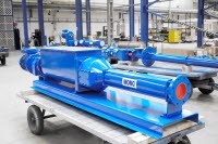 Eine blaue Exzenterschneckenpumpe mit Flanschanschluss und eine Exzenterschneckenpumpe mit Einlauftrichter